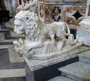 Marmorlöwe am Aufgang zum Altarbereich
