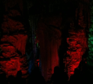 Beleuchtete Stalagmiten und Stalagtiten