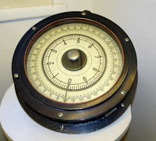 Blick auf die Anzeige eines Kompasses