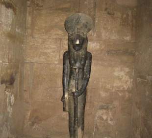 Ein Gott in einem kleinen Tempel.