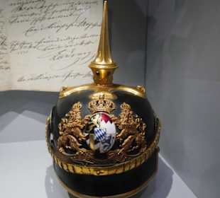 Solche Pickelhauben trugrn Offiziere