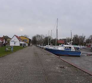 Vaerler Hafen mit Brauhaus im Hintergrund