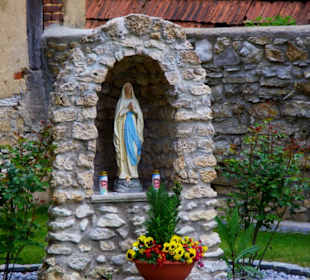 Im Hofgarten Heiligenfigur