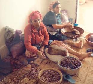 Manuelle Herstellung von Argan-Öl/Marokko