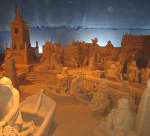 Die Fischerdorf-Krippe mit vorne Josef im Boot