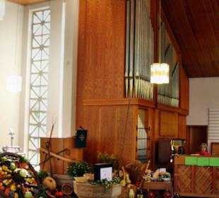 Orgel und Taufstein