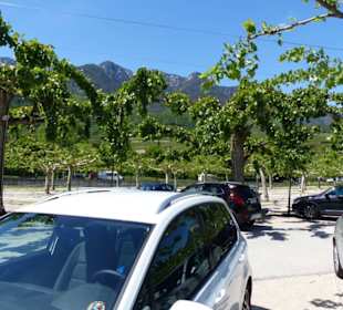 Großzügiger Parkplatz