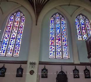 Kirchenfenster, darunter viele Reliefbilder.