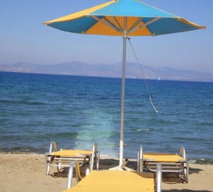 Strand mit Sandsäcken