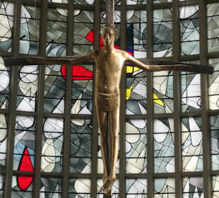 Jesus am Kreuz vor dem Chorfenster im Chorraum