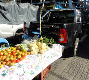 Verkaufsstände vor der Markthalle