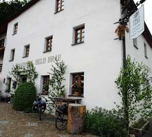Außenansicht des Gasthauses Held Bräu