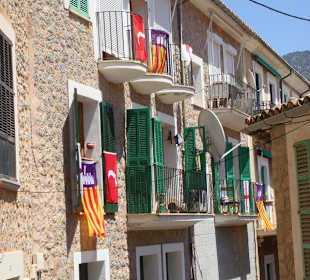 An jedem Haus hängen die Fahnen