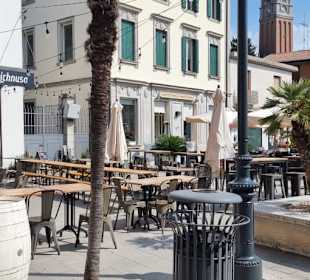 Einige Lokale vor Ort