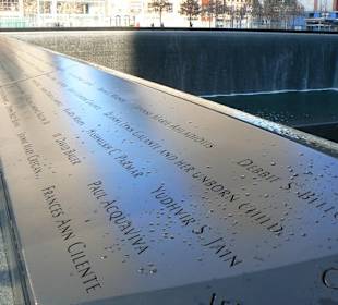 Namen der Opfer auf dem Bassinrand