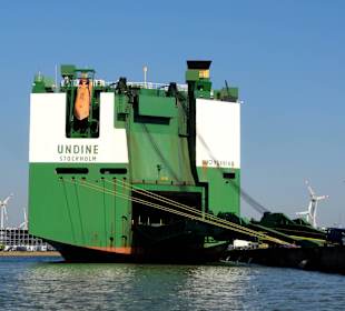 Beladung eines Autotransporters