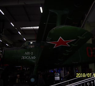 Flügzeug unter dem Dach