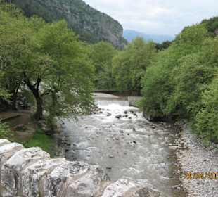 Blick von der Brücke zur kleiner Wasserfälle