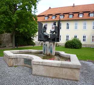 Der Roswithabrunnen mit Roswitha u. Kaiser Otto I.