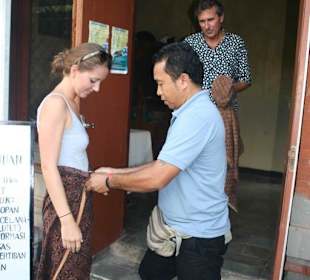 Martin hilft beim Sarongbinden