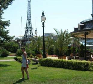 W oddali mini wieza eifla