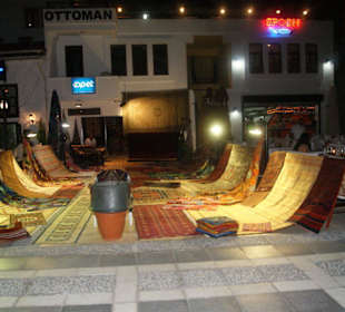 Masa sklepików i straganów na promenadzie przy porcie