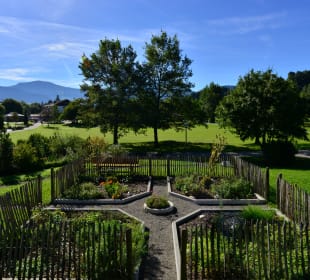 Hauseigener Kräutergarten mit Bergblick 