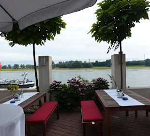 Außenbereich mit Rheinblick