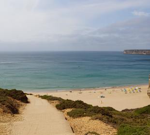 Praia do Beliche über viele Stufen zum Strand