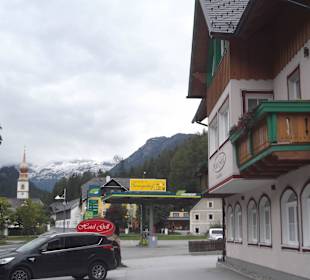 Blick auf die Tankstelle in Tweng / B99