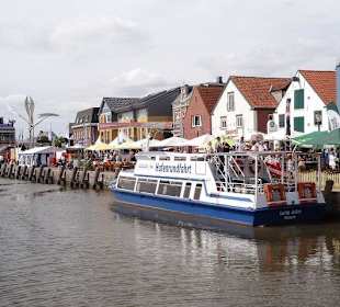 Wartet auf Gäste für die Hafenrundfahrt