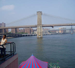 Blick vom Pier 17 zur Brooklyn Bridge