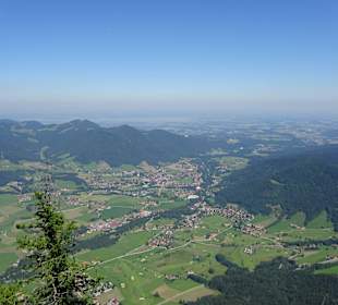 Blick vomn Rauschberg auf Ruhpolding und Chiemsee