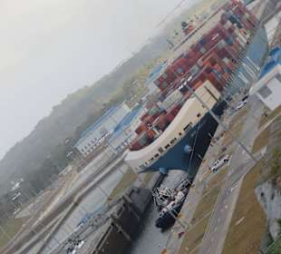 Container Schiff im Aquaclara Panamakanal