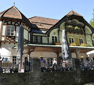 Schöner Gasthof auf dem Weg zum Schloss