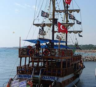 Piratenschiff im Hafen