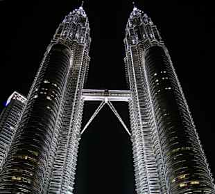 Twin Towers by night 02