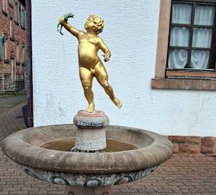 Brunnen mit Putto Bronzeskulptur in Landstuhl