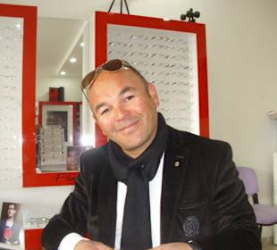 Der Optiker Yücel Arabaci