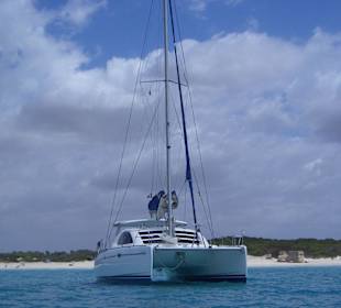 Katamaran in der Bucht vom Es Trenc Strand