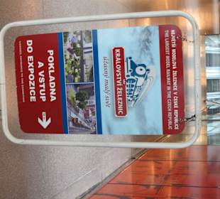 Hinweistafel zum Eingang bzw. Kasse