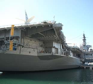 Außenansicht USS Midway