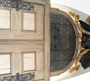 Türe mit Wappen