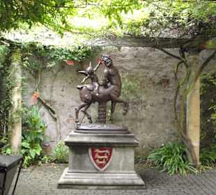 Mały pomnik na dziedzińcu muzeum