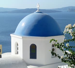 Oia, von der blauen Kuppel in die Caldera