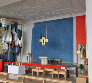 Blick zum neuen Altar und zur neuen Orgel
