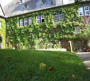 Die Sicht auf den ersten Innenhof.