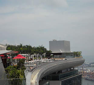 Ausblick vom Skypark in 191 m Höhe, Hotelpool 