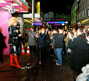 Olivia Jones vor den Wilden Jungs