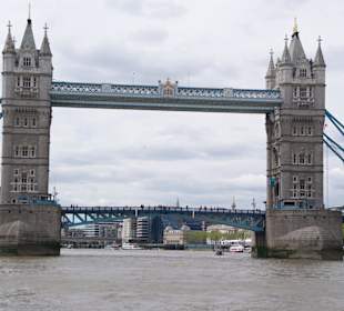 Tower Bridge von der Themse aus